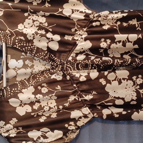 Cute flowy top! Great with jeans or khakis - Picture 2 of 3